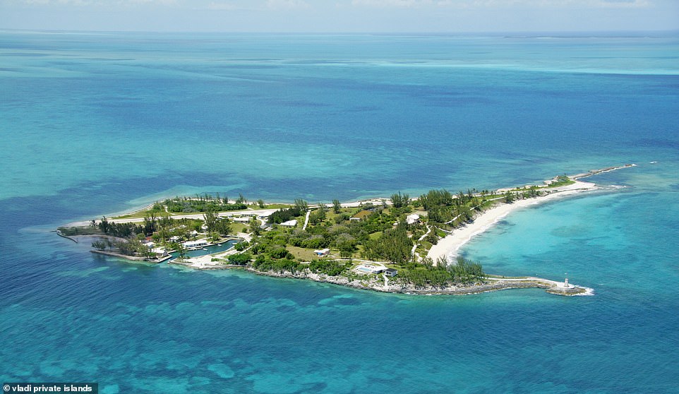 Little Whale Cay liegt auf den Berry Islands, im Herzen der Bahamas und verspricht die unberührte Schönheit einer Privatinsel gepaart mit dem Charme eines Einfamilienhauses mit sechs Schlafzimmern, das vom lokalen Erbe geprägt ist