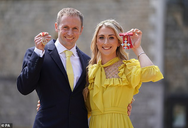 Sir Jason und Dame Laura erhalten ihre Medaillen bei einer Investitur in Windsor Castle im Mai 2022