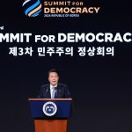 Yoon aus Südkorea warnt auf dem Gipfel vor einer Bedrohung der Demokratie durch Technologie