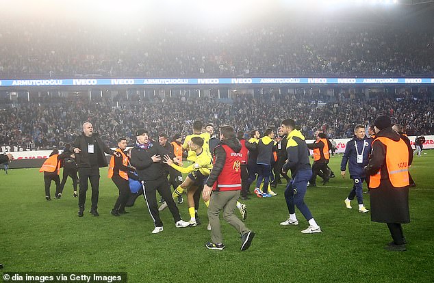 Trabzonspor-Fans stürmten am Sonntagabend das Spielfeld und griffen Fenerbahce-Spieler an