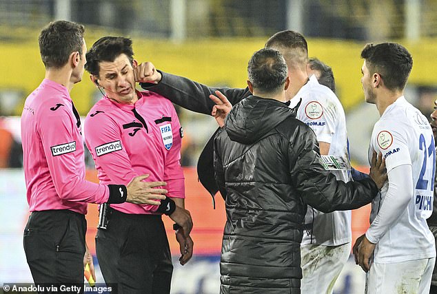 Schiedsrichter Halil Umut Meler wurde nach einem weiteren türkischen Spiel im Dezember von Ankaragucu-Präsident Faruk Koca angegriffen