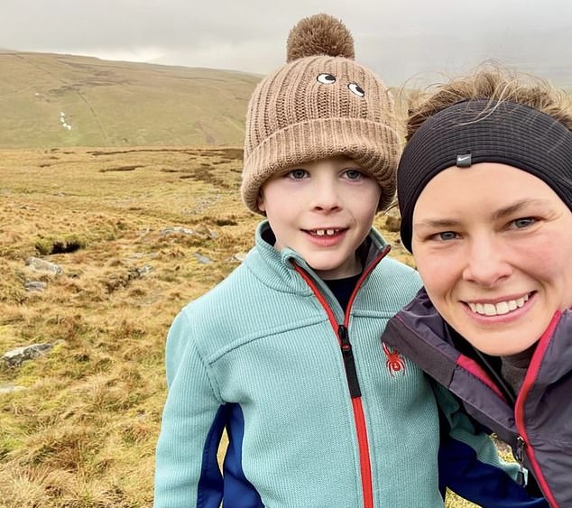 Claire, 41, begleitet ihren Sohn auf seinen Wanderungen, um Geld für wohltätige Zwecke zu sammeln