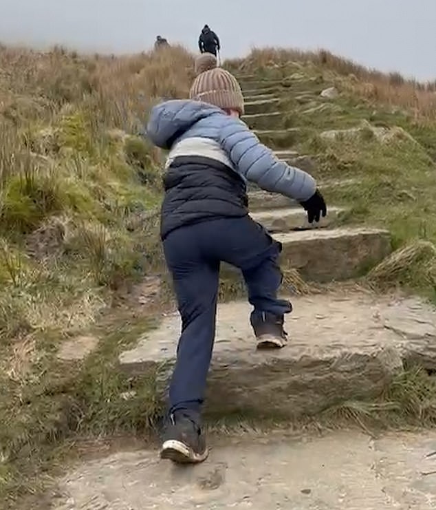 Der Neunjährige ist beim Klettern auf Whernside in den Yorkshire Dales abgebildet