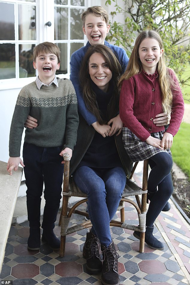 Das am Muttertag vom Kensington Palace veröffentlichte Foto von Kate und ihren Kindern George, Charlotte und Louis.  Kate gab später zu, dass sie das Bild digital bearbeitet hatte
