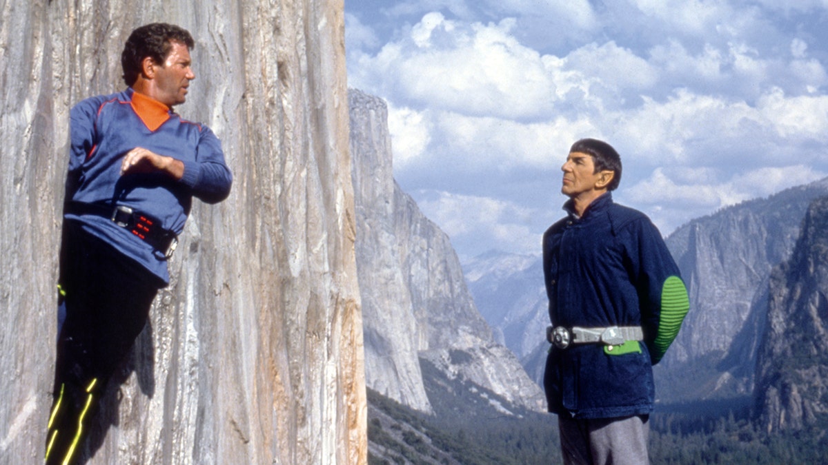 William Shatner als Kirk in seinem blauen Outfit lehnt an einem Felsen gegenüber Leonard Nimoy als Spock "Star Trek V: The Final Frontier"