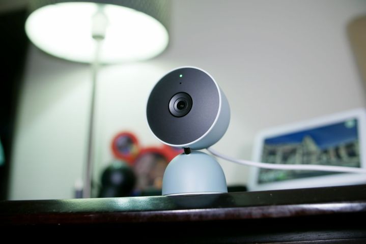 Google Nest Cam Indoor Wired auf dem Tisch.
