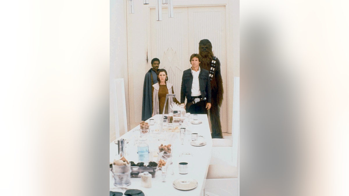 Die amerikanischen Schauspieler Billy Dee Williams, Carrie Fisher, Harrison Ford und der Brite Peter Mayhew am Set von Star Wars: Episode V – Das Imperium schlägt zurück