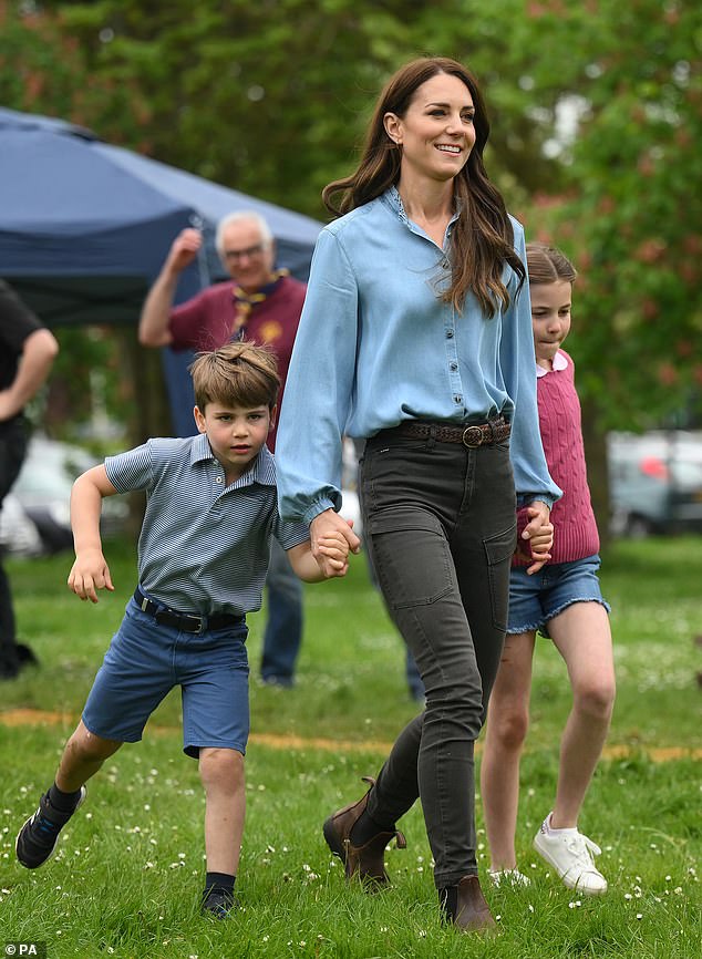 Das Paar soll die Farm besucht haben, nachdem es seinen drei Kindern – George (10), Charlotte (8) und Louis (5) – beim Sport zugesehen hatte.  Im Bild: Kate mit Louis und Charlotte im Mai 2023