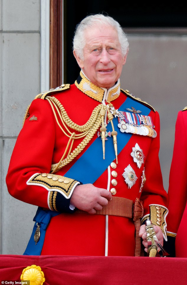 König Charles III. (in seiner Uniform der Welsh Guards) beobachtet während Trooping the Colour am 17. Juni 2023 in London einen Vorbeiflug vom Balkon des Buckingham Palace.  Er hofft, dieses Jahr dabei zu sein, wie die Mail heute enthüllte