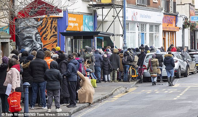 Hunderte Menschen standen in Bristol Schlange, nachdem ein Zahnarzt am 6. Februar seine Bücher für neue NHS-Patienten geöffnet hatte