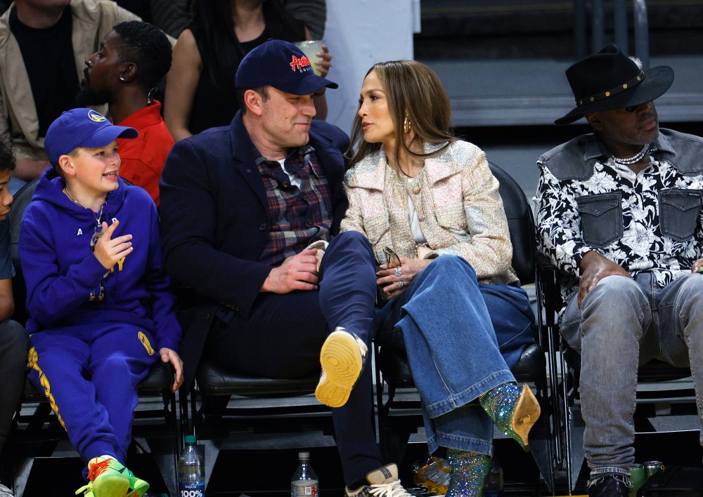 Jennifer Lopez plädiert überzeugend dafür, bei einem Basketballspiel unpraktische Paillettenstiefel zu tragen