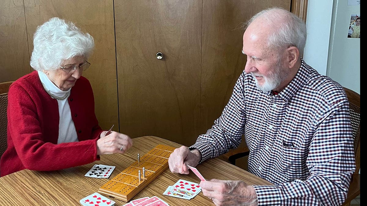 Joanne Blakkan und Bill Hassinger spielen Karten mit Linda Blakkan
