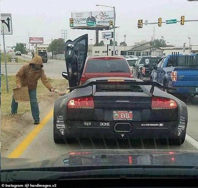 Dieses in Tulsa, Oklahoma, aufgenommene Bild zeigt einen Lamborghini mit dem Nummernschild „Evil“, der einem scheinbar obdachlosen Mann Geld gibt