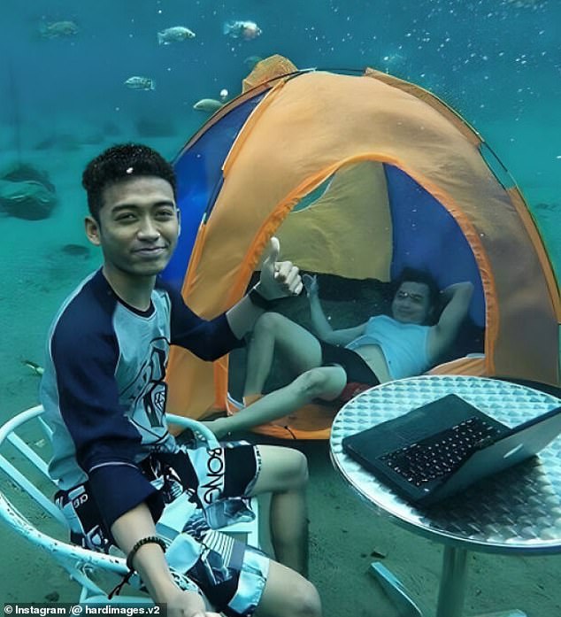 Diese beiden Personen posierten unter Wasser, um ein Foto davon zu machen, wie sie campen und an einem Laptop arbeiten
