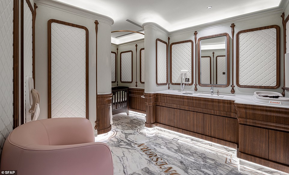 Das Badezimmer wurde vom in Shanghai ansässigen Architekturbüro X+Living entworfen und sagte, es sei so beliebt geworden, dass Touristen in Scharen in das Einkaufszentrum strömen, nur um es zu sehen