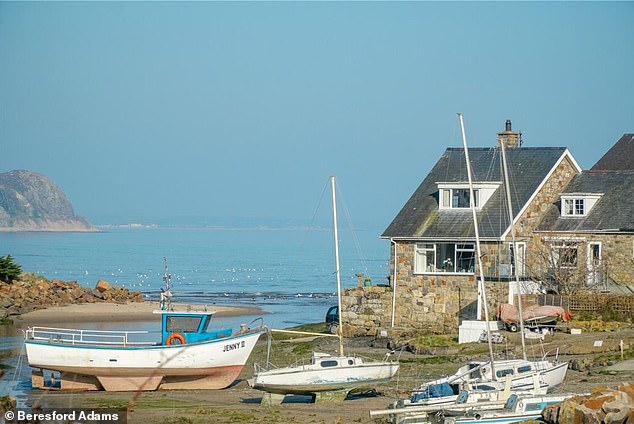 Das Anwesen ist ein ehemaliges Fischerhaus und liegt nur wenige hundert Meter von den Annehmlichkeiten des Dorfes entfernt