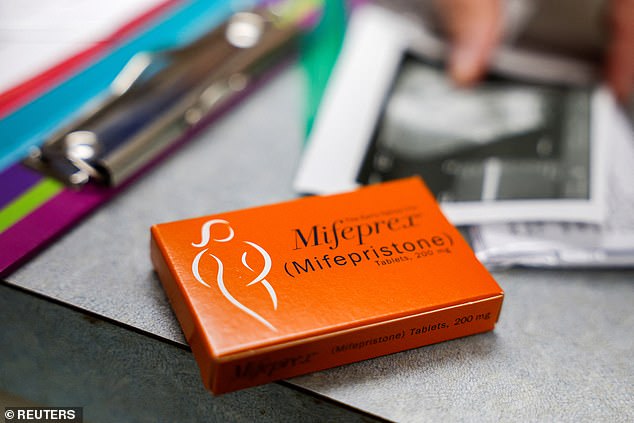 Mifepriston ist eines von zwei Medikamenten, die zur Einleitung einer Abtreibung eingesetzt werden.  Forscher von Guttmacher fanden heraus, dass fast zwei Drittel der Abtreibungen auf solche Medikamente zurückzuführen sind