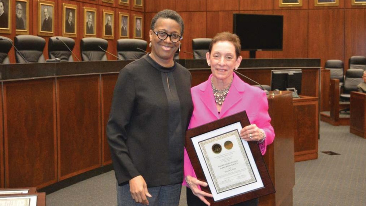 Die US-Bezirksrichterin Sharon J. Coleman überreicht den Preis an die Anwältin Paula E. Litt