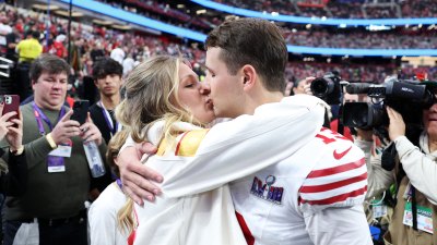 Brock Purdy umarmt seine Verlobte Jenna Brandt vor dem Super Bowl 2024