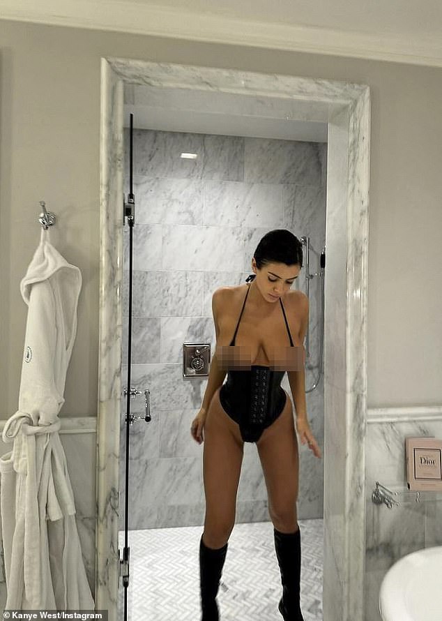 Kanye West erklärte, dass Bianca Censori im Jahr 2024 weniger Kleidung als je zuvor tragen wird, indem er eine Menge anzüglicher Schnappschüsse mit der Überschrift „Keine Hosen dieses Jahr“ postet.