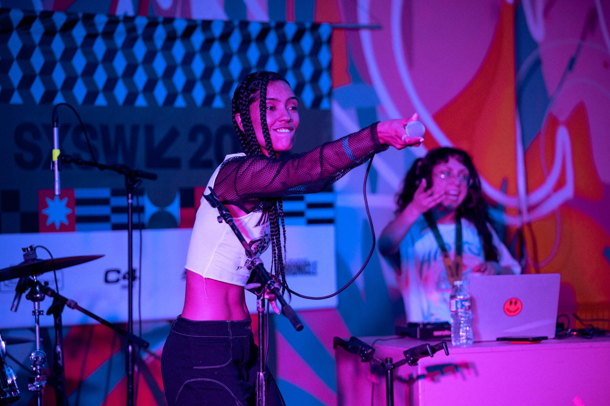 Nohemy führt ihre selbst beschriebene Leistung aus "Hype-Musik" beim De Los Showcase auf der SXSW am 15. März.