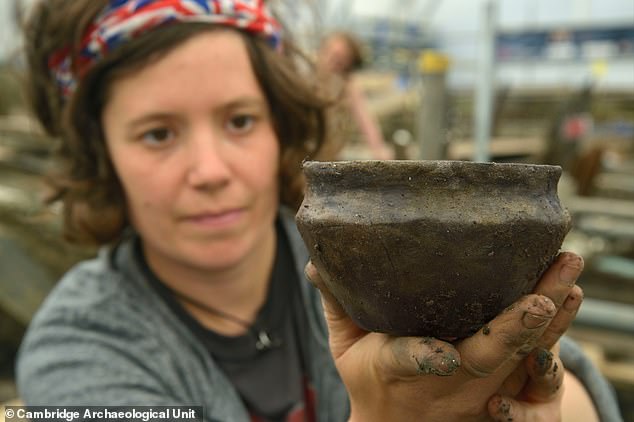 Es wurden Keramik- und Holzbehälter gefunden, darunter winzige Tassen, Schüsseln und große Vorratsgläser