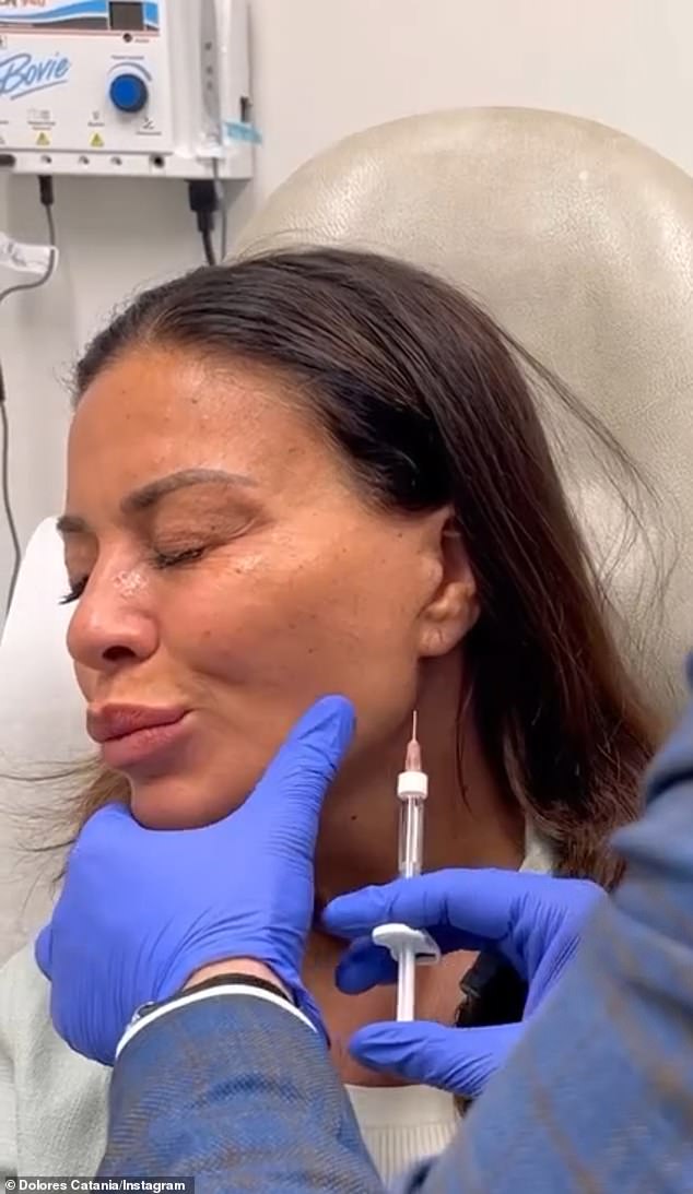 Die 48-jährige plastische Chirurgin erklärte auf Instagram: „Wir haben bei ihr Botox angewendet und festgestellt, dass es bei einigen Krähenfüßen nicht mehr hilft.“  Und ihre Stirn begann zu kollabieren‘ (Bild vom 28. Juni)