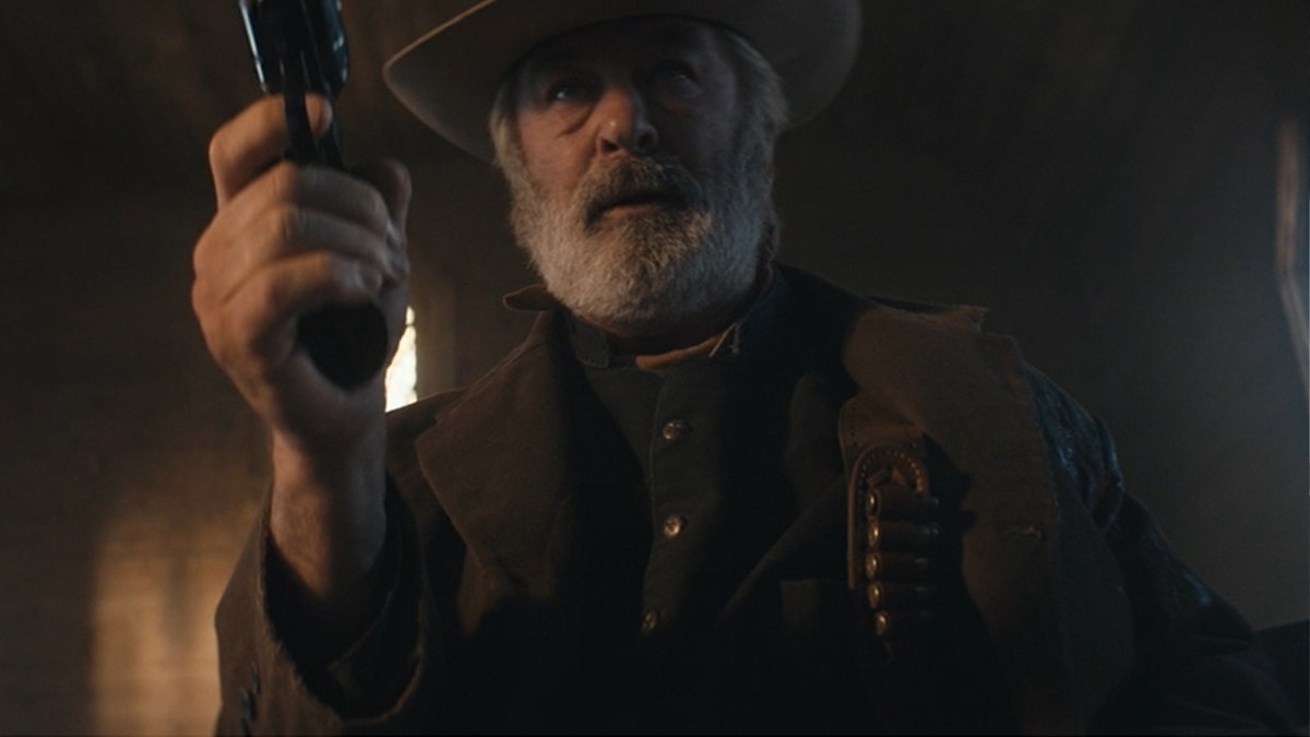 Auf einem Video ist Alec Baldwin zu sehen, wie er mit einem Revolver im Old-West-Stil probt