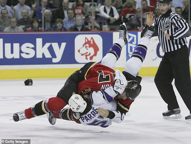 George Parros wird während eines Kampfes mit Simon während eines Spiels in Calgary im Jahr 2006 umgedreht