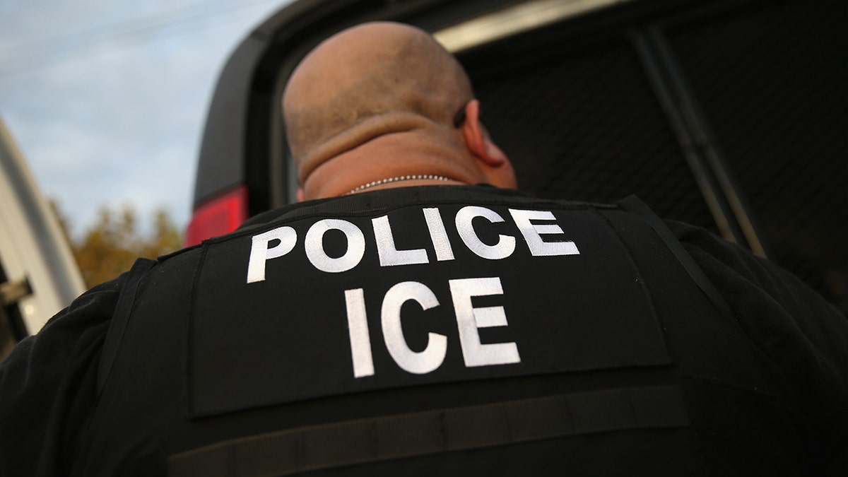 ICE-Agenten nehmen bei Razzien mutmaßliche Einwanderer ohne Papiere fest
