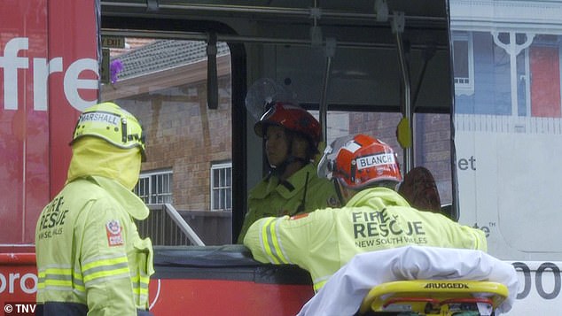 Rettungskräfte eilten zum Unfallort (Bild), nachdem Berichten zufolge am Mittwochnachmittag in Campsie Busse bei einem schrecklichen Unfall zusammenstießen