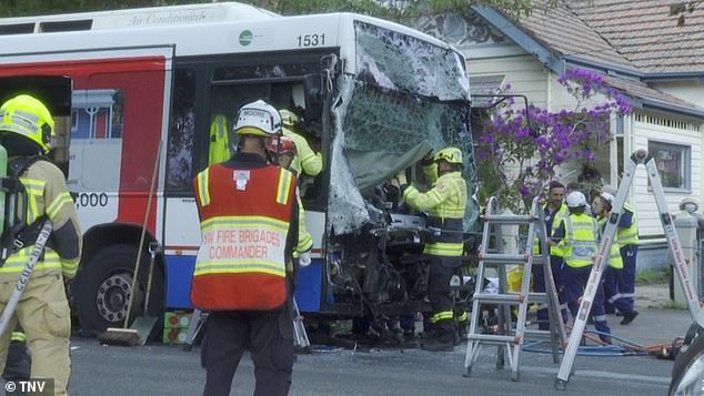 Ein Bus am Unfallort erlitt nach dem Zusammenstoß schwere äußere Schäden (Bild)