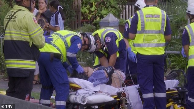 Die Polizei von New South Wales sagte, Sanitäter behandelten die Patienten vor Ort (im Bild) und es wird davon ausgegangen, dass sie keine ernsthaften Verletzungen erlitten haben
