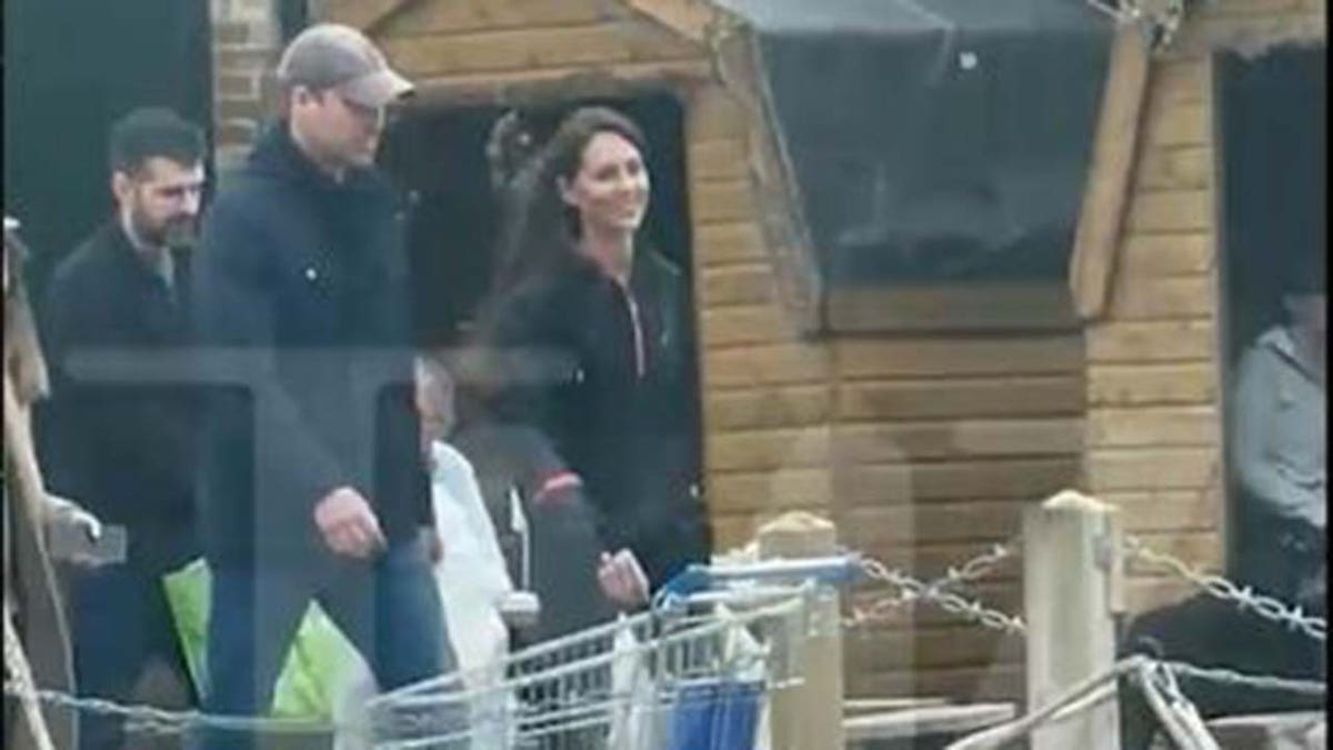 Prinzessin Kate Middleton lächelt, während sie mit Prinz William in der Nähe von Windsor Castle spaziert