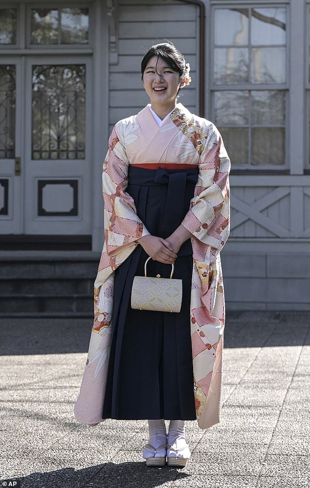 Aiko, die einzige Tochter von Kaiser Naruhito (63) und Kaiserin Masako (60), zog einen marineblauen Kimono mit blassrosa gemusterten Ärmeln an, als sie einen Sturm aufführte
