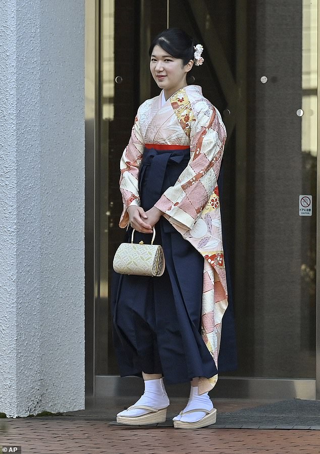 Der 22-Jährige, der vier Jahre lang japanische Sprache und Literatur studierte, trug traditionelle japanische Schuhe mit geteilter Spitze namens Tabi, die ein wichtiger Teil der Mode und Geschichte Japans sind