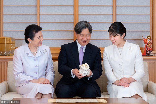 Prinzessin Aiko ist das einzige Kind des japanischen Kaisers Naruhito (Mitte), 63, und der Kaiserin Masako (links), 60