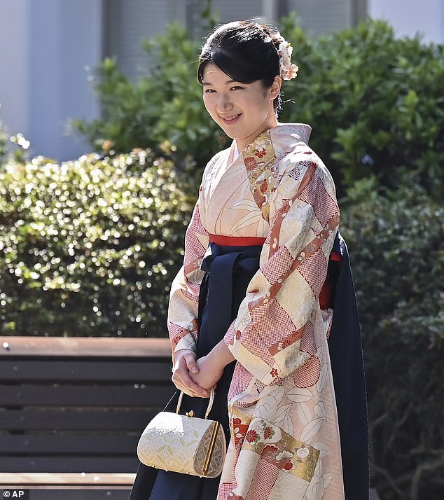 Die Prinzessin zeigte sich in bester Stimmung, als sie auf dem Weg zu ihrer Abschlussfeier im Stadtteil Mejiro in Tokio durch das Gelände der Universität ging