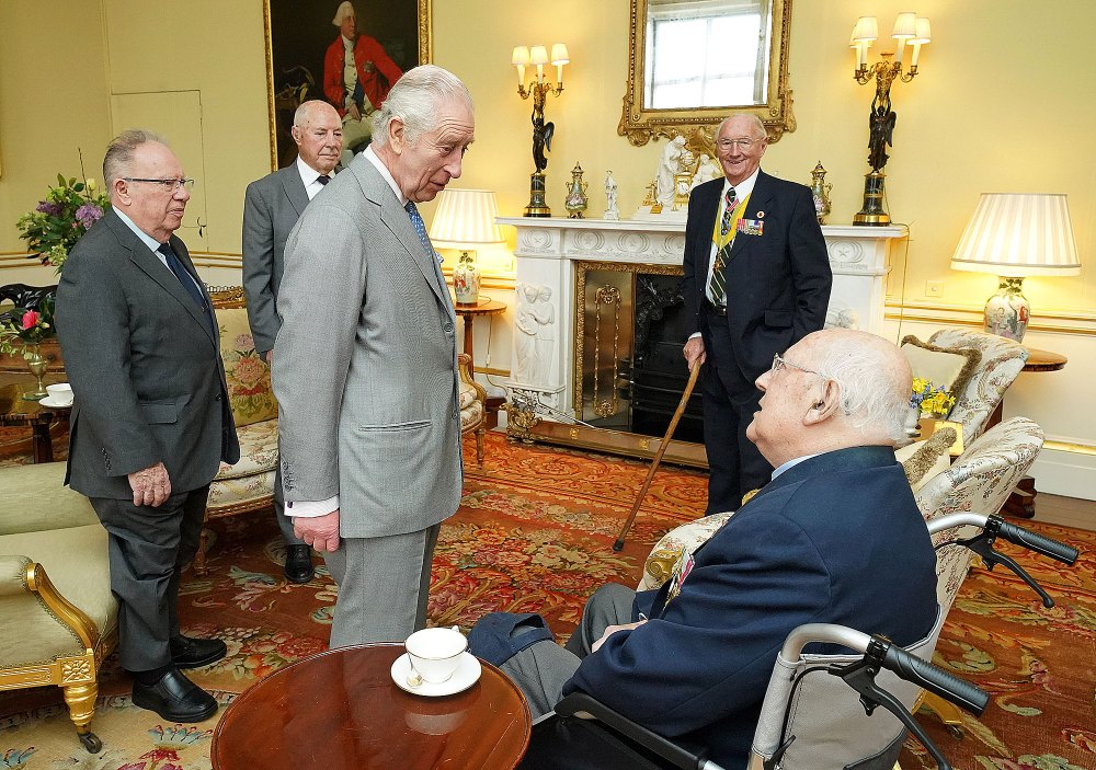 König Karl III. empfängt Kriegsveteranen im Buckingham Palace