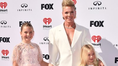 Pink posiert mit ihren Kindern auf dem roten Teppich von iHeartRadio