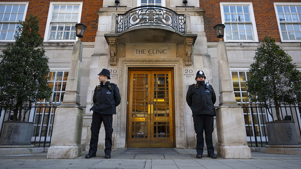 Polizeiwachen stehen vor der Londoner Klinik, nachdem Kate Middleton operiert wurde