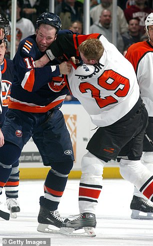 Chris Simon #12 der New York Islanders und Todd Fedoruk #29 der Philadelphia Flyers kämpfen während ihres Spiels am 27. Februar 2007 im Nassau Coliseum