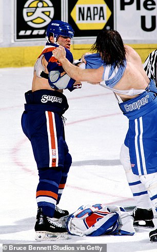 Brent Severyn #24 der New York Islanders kämpft mit Chris Simon #12 der Quebec Nordiques während eines NHL-Spiels am 11. März 1995 im Quebec Coliseum