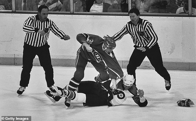Chris Nilan von den Canadiens zieht 1987 seine Faust gegen Daryl Stanley aus Philadelphia zurück