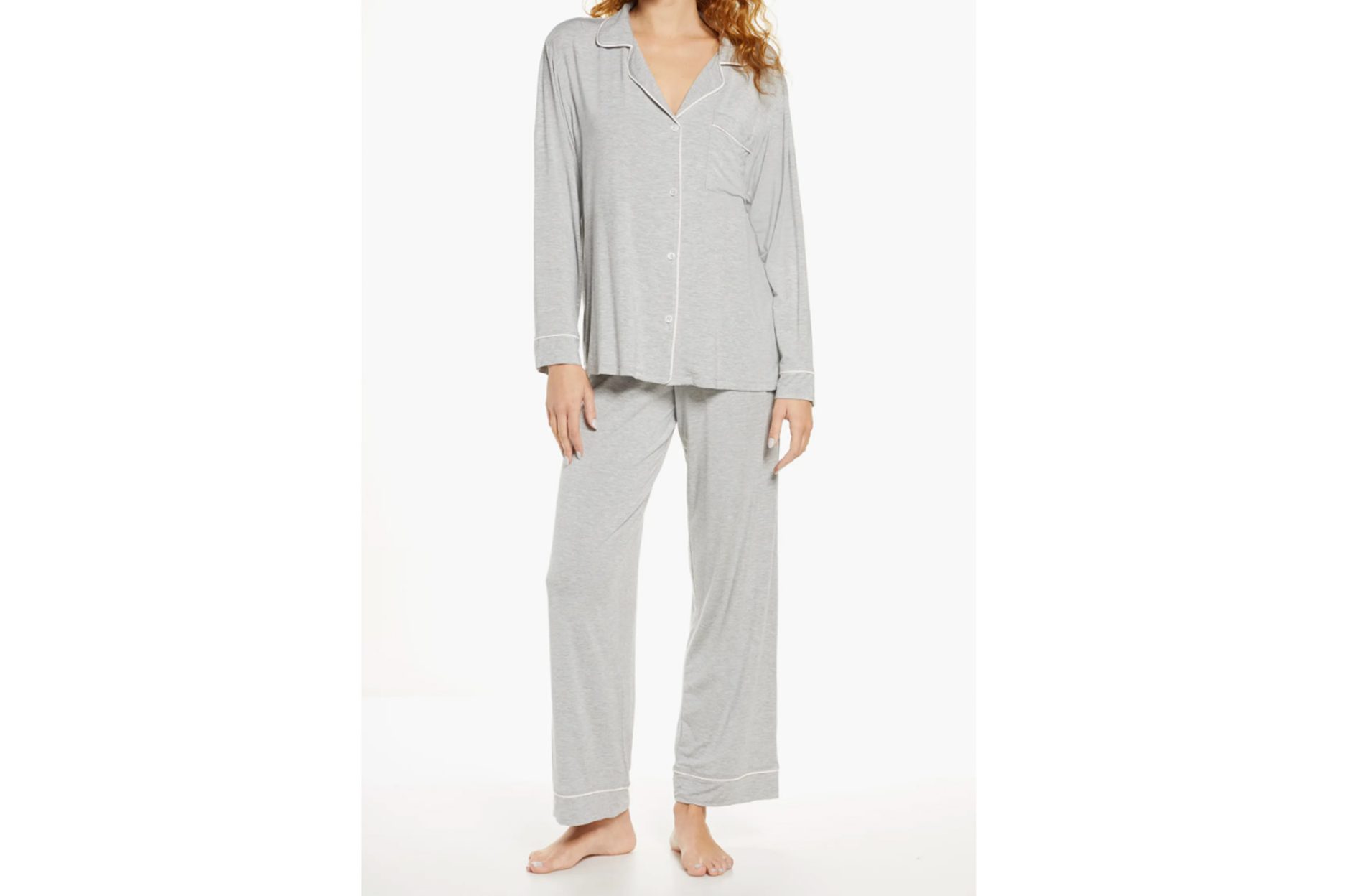 Ein Model im grauen Pyjama
