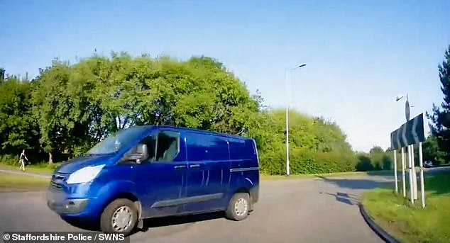 Das Dashcam-Video zeigt ein Fahrzeug, das durch den Kreisverkehr fährt, als plötzlich ein großer blauer Lieferwagen auftaucht und direkt darauf zuzufahren scheint.  Ein panisches Ausweichen kann einer Massenkarambolage nur knapp entgehen