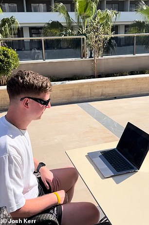 Josh arbeitete aus der Ferne vom Hotel aus und loggte sich im „gleißenden Sonnenschein“ in seinen Laptop ein.