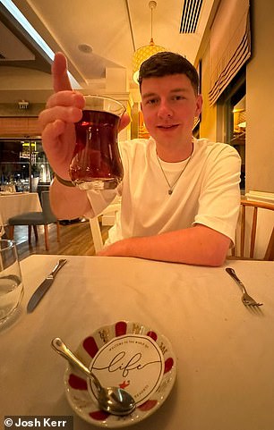 Josh nahm die lokalen Bräuche auf und genoss nach jeder Mahlzeit ein Glas türkischen Tee