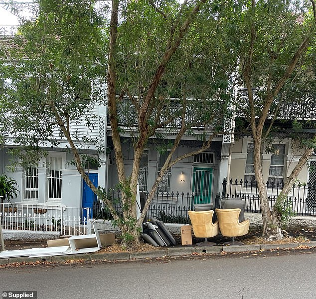Im Bild: Möbel und Haushaltsgegenstände außerhalb der Mietwohnung, in der Jesse Baird lebte
