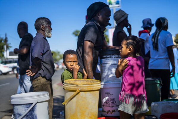 Bewohner des Townships Soweto, Südafrika, stehen am Samstag, 16. März 2024, Schlange für Wasser. Tausende Südafrikaner stehen Schlange für Wasser, während die größte Stadt des Landes, Johannesburg, mit einem beispiellosen Zusammenbruch ihres Wassersystems konfrontiert ist, von dem Millionen Menschen betroffen sind.  Reiche und arme Bewohner haben noch nie einen Mangel dieser Schwere erlebt.  (AP Photo/Jerome Delay)